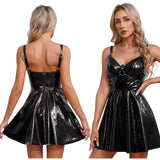 Robe sexy en latex avec rivets et anneau en métal.