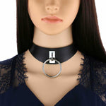 Collier soumis en cuir verni